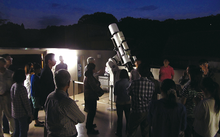 星を見る夕べの様子