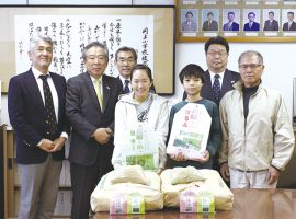 JAセレサ川崎創立20周年記念事業「田んぼアート」収穫したお米を岡上小学校へ贈呈