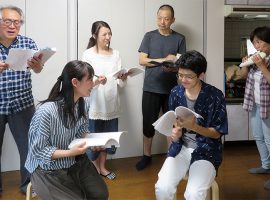 篠原久美子作の朗読劇「空の村号」の練習風景。語りや演技にオカリナの演奏を加え、情感豊かに演じる。