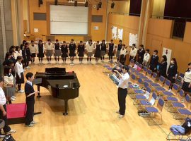 「NHK全国学校音楽コンクール」全国大会に出場する桐光学園高等学校合唱部の練習の様子。繰り返し行う発声練習で部員の心は一つに