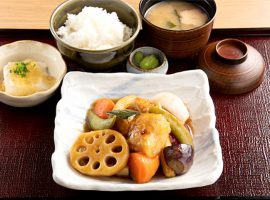 一番人気「白身魚と10種野菜の黒酢あん定食」（980円）