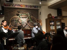 5月1日、ピアニスト・石井彰氏率いるカルテット「Quadrangle」がライブを行い、来店客と共に轍の開店3周年記念日を祝福しました