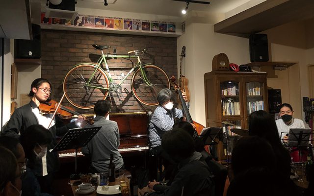 5月1日、ピアニスト・石井彰氏率いるカルテット「Quadrangle」がライブを行い、来店客と共に轍の開店3周年記念日を祝福しました