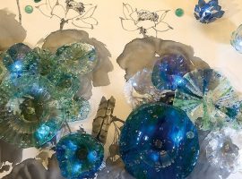 昨年の二人展で好評だった共同作品「蓮 ーガラス×墨ー」の一部。和田さんのステンドグラスの蓮と井山さんが墨で描いた蓮が創り出す世界に没頭し、作品の前にしばし佇む人も。今回は会場に合わせて形を変えて再展示されます
