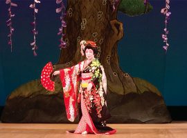 邦楽芸能友の会会長の藤間勘七孝さんは、昔、養蚕が盛んだったこの地にも伝わる、絹の神の伝説を題材にした舞踊「絹の道 ～金色姫ものがたり～」を披露します（写真は昨年の「藤娘」）。