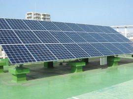 麻生区役所の屋上に並ぶ太陽光発電パネル。30枚のパネルで5kWの発電能力があり、発電した電力はパワーコンディショナーで商用電力と同じ質の電圧、周波数の交流電力に変換されます