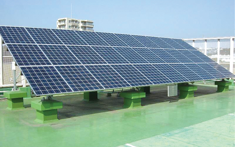 麻生区役所の屋上に並ぶ太陽光発電パネルイメージ