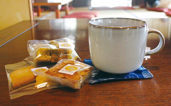 和紅茶と焼き菓子イメージ