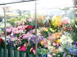 店内には花の鮮度を維持するフラワーキーパーがあり、中には色とりどりの花が収まっています。