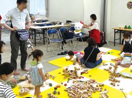 「おもちゃの広場」の様子。神奈川県の建材で作ったここでしか遊べないおもちゃや、スタッフによる組み木を使ったおはなしも人気