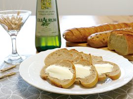 写真奥のパンは左から、ロッゲンミッシュブロート（ライ麦80%）、ロッゲンブロート（ライ麦100%）、ミッシュブロート（ライ麦50%）。価格は各1本864円、1/2カット432円