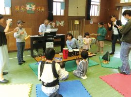 過去開催時の様子。講師の一人、音楽工房座ＭＡＲＵの丸山博子さんは「音楽は心をつなぐ糸。つながりを楽しむ仲間集まれー！！」と呼びかけている