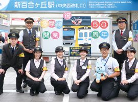 小田急線・新百合ヶ丘駅 駅員の皆さん。後ろのホワイトボードのポスターや飾りは駅員さんたちの手作り！