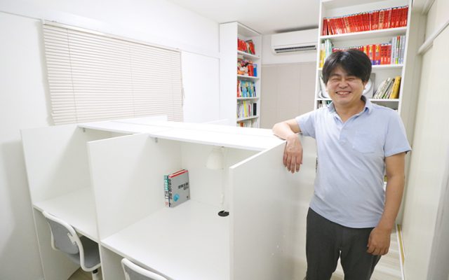 ラ・サール学園、東京大学卒業で20年以上の指導歴を持つ塾長の植野先生を中心に、生徒の個性・目的に合わせ、1対1・1対2の個別指導を行います