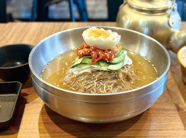 食欲のない日でもペロリと食べられる「冷麺」980円。韓国直輸入のキムチと酢漬けの大根、卵、キュウリが添えられている