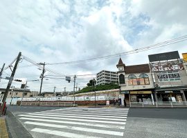 現在工事中の百合ヶ丘駅前建設現場（左側）