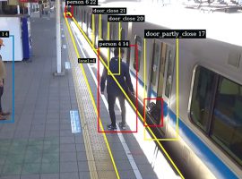 駅事務室内の実証用パソコンに映し出される検知画像（イメージ）。黄枠が点字ブロックの外側などの検知エリア、赤枠が列車を安全に出発できない要因を示す