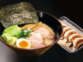 創業祭当日は、人気No.1の「特製しょうゆらーめん壱吉」（左）が890円、「自家製手包み餃子」（右）が330円で味わえる