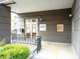 入口はスロープでバリアフリー設計。すぐそばに駐車場がある
