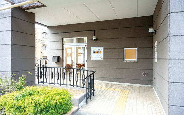 入口はスロープでバリアフリー設計。すぐそばに駐車場がある