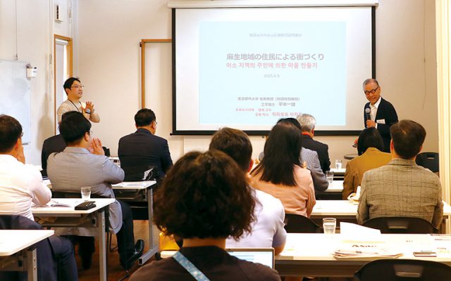 麻生地域の住民による街づくりについて説明する平本一雄氏（一般財団法人 川崎新都心街づくり財団特別顧問、東京都市大学名誉教授）