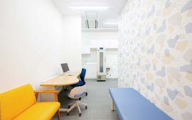 親御さんにもゆったり
くつろいでもらいたい先生の思いが詰まった診察室