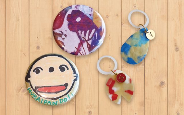 ワークショップでは、クレイフラワーで作る大きなフォトフレームや、缶バッジ、チャーム作りを行う