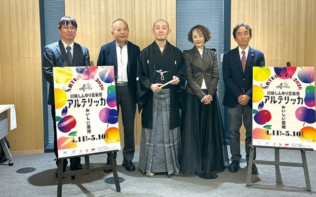 左より、下八川公祐副委員長、富山省吾委員長、柳家小はぜさん、歌心りえさん、中村茂副委員長(12月24日 川崎市役所本庁舎 記者会見室にて)