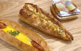 左よりチーズチョリソードッグ（270円）、サーモン・アボカド・クリームチーズ・桃のデニッシュ