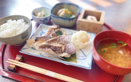 「焼き魚ランチ御膳」は月曜12:00～13:00（L.O.）のみ。「ほっけの塩焼き御膳」「桜鯛の塩焼き御膳」など1,300円～1,800円。季節にあった食材が楽しめます