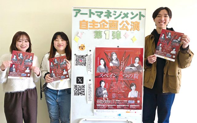 企画者の岩谷風雅さん（右端）を中心に、3年生11人で企画か
ら制作、運営までを担い、約１年かけて本公演を形にしました