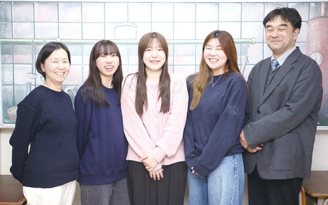 左からスタッフの俵美紀さん、中村綾那さん、俵和香奈さん、塚越彩楽さん、結グループ代表の俵隆典さん