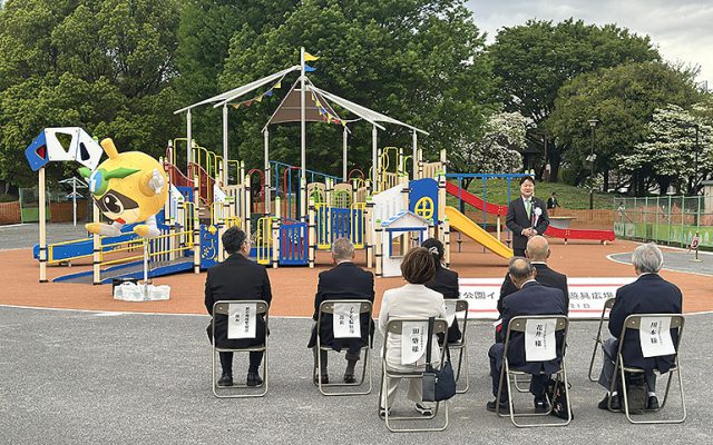 吉方公園インクルーシブ遊具広場の開園式で挨拶をする高橋勝浩稲城市長（4月21日）