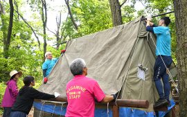 稲城ふれあいの森 キャンプ村 テント張りの様子
